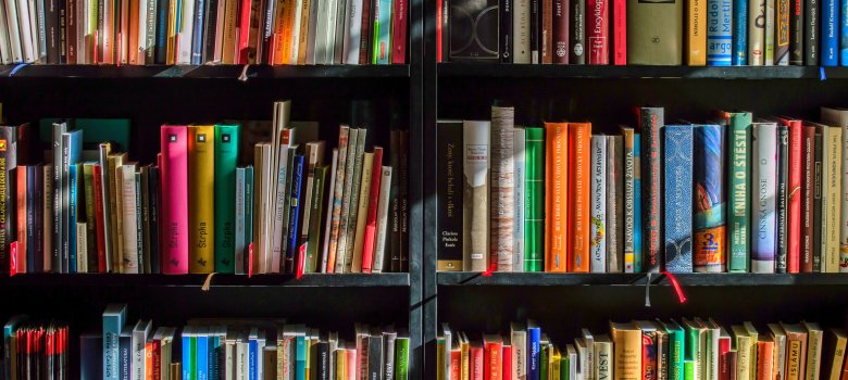 Bücher in schwarzem Bücherregal Bücher in schwarzem Bücherregal