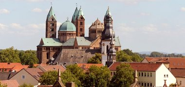 Speyerer Kaiserdom, davor das Amtsgericht, der Turm der Heiliggeistkirche, der Laeutturm der Dreifaltigkeitskirche