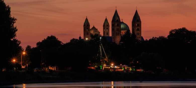 Kaiserdom und Rhein bei Sonnenuntergang