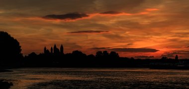 Kaiserdom und Rhein bei Sonnenuntergang