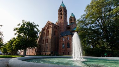 Springbrunnen an der Südseite des Kaiserdoms