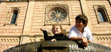 Domnapf vor der Westfassade des Kaiserdomes