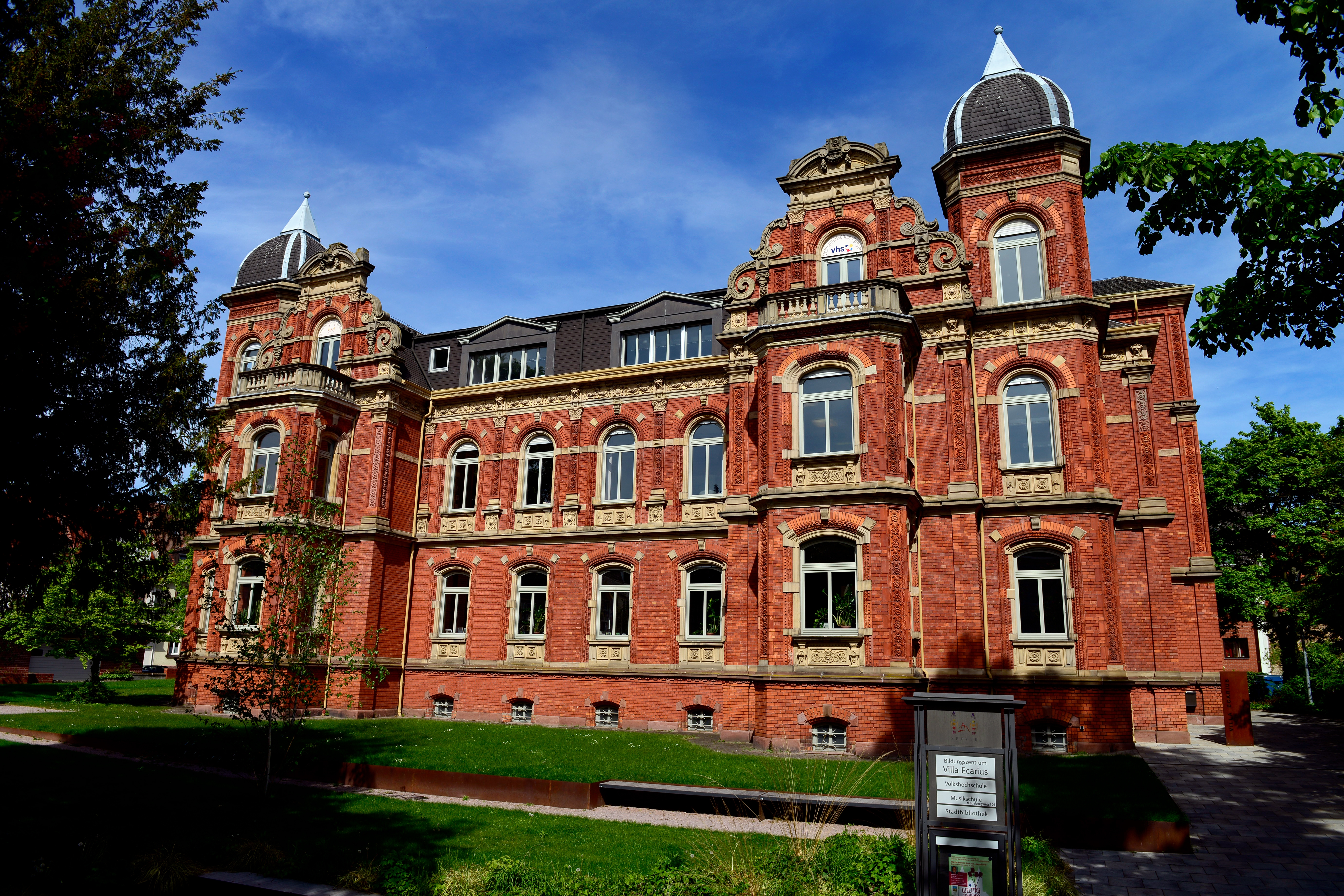 Frontansicht der Villa Ecarius