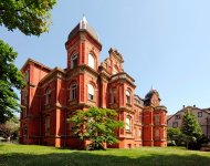 Die Villa Ecarius beherbergt heute die Stadtbibliothek und die Volkshochschule