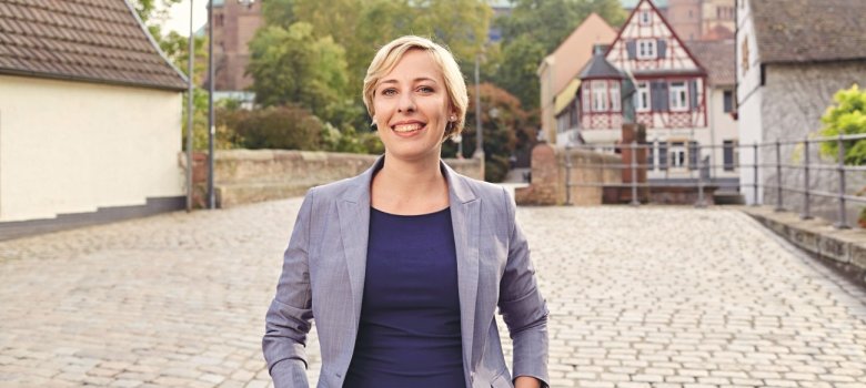 Oberbürgermeisterin Stefanie Seiler in der Speyerer Altstadt Oberbürgermeisterin Stefanie Seiler in der Speyerer Altstadt