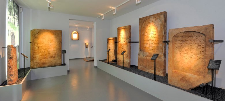 Grabsteine im Jüdischen Museum SchPIRA Grabsteine im Jüdischen Museum SchPIRA