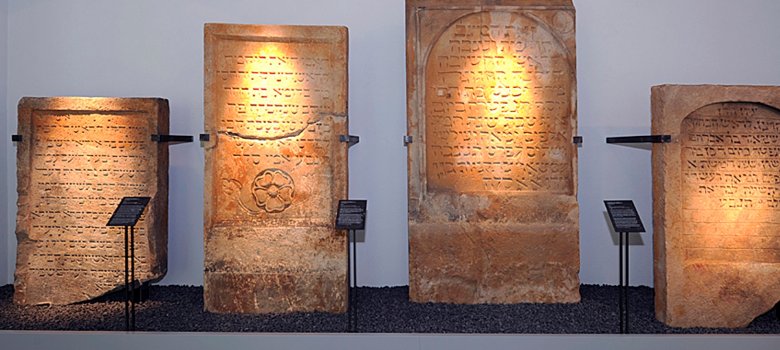 Grabsteine des ehemaligen Speyerer Juedischen Friedhofs im Museum SchPIRA