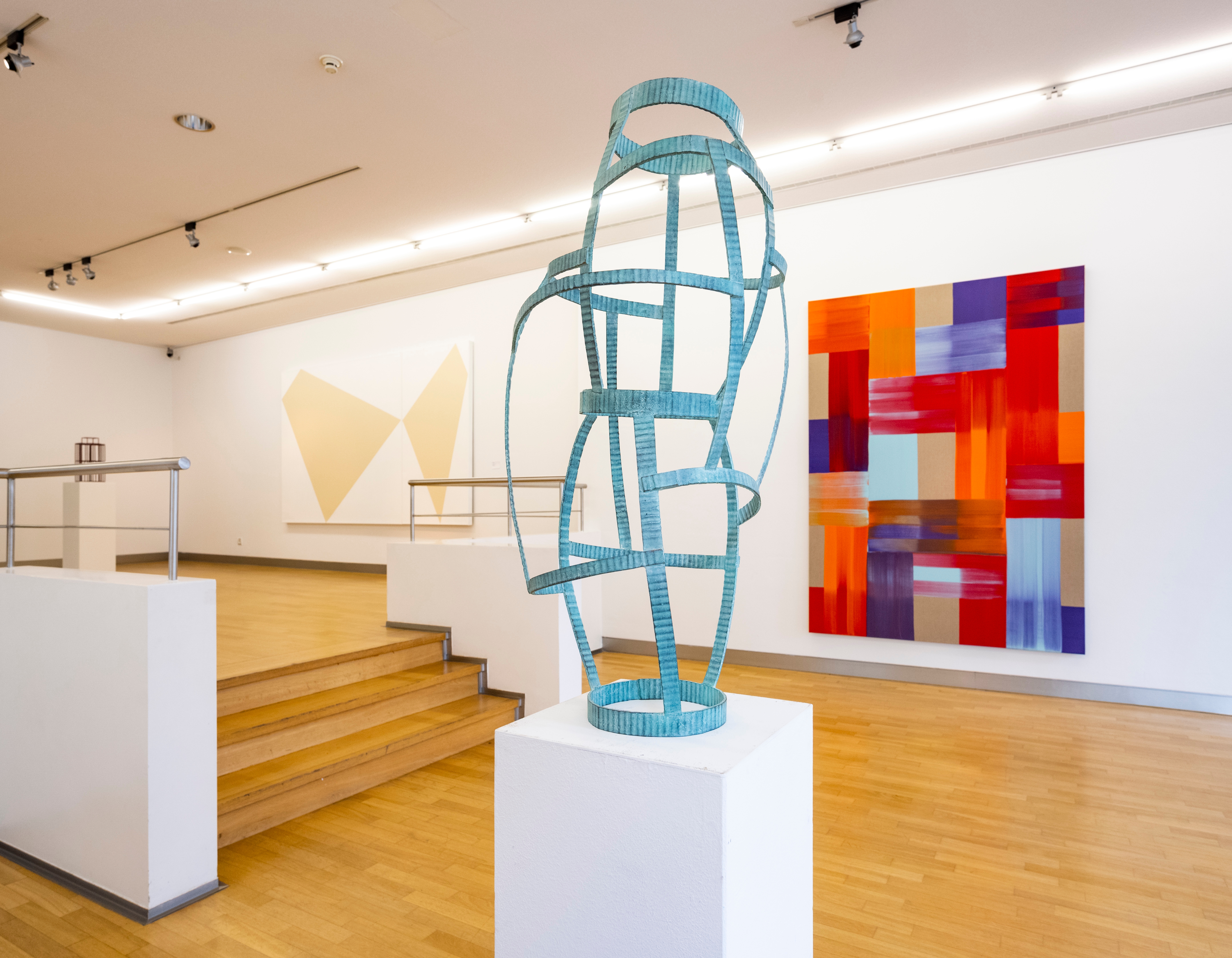 Saal 2 der Städtischen Galerie während der Ausstellung TRIO von Rupert Eder, Jo Schöpfer und Ivo Ringe im Jahr 2021 