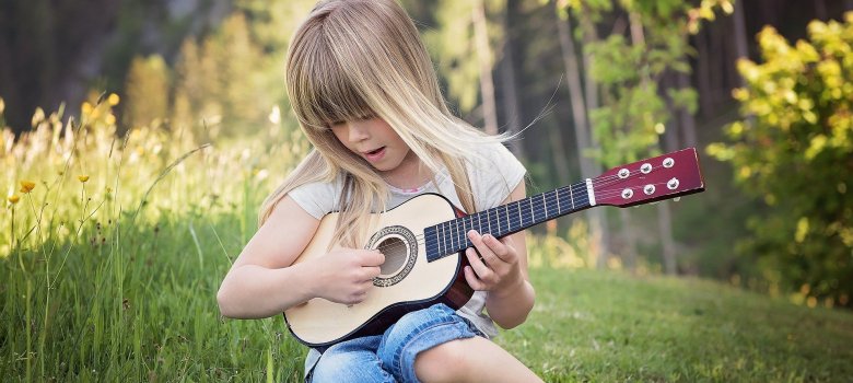 Kind mit Gitarre Kind mit Gitarre