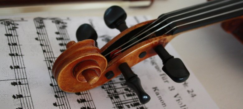 Violinenkopf auf Noten