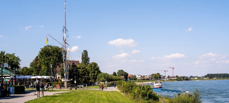 Blick auf die Rheinuferpromenade Speyer