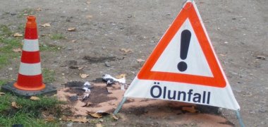 Abgesicherte Unfallstelle nach Ölaustritt