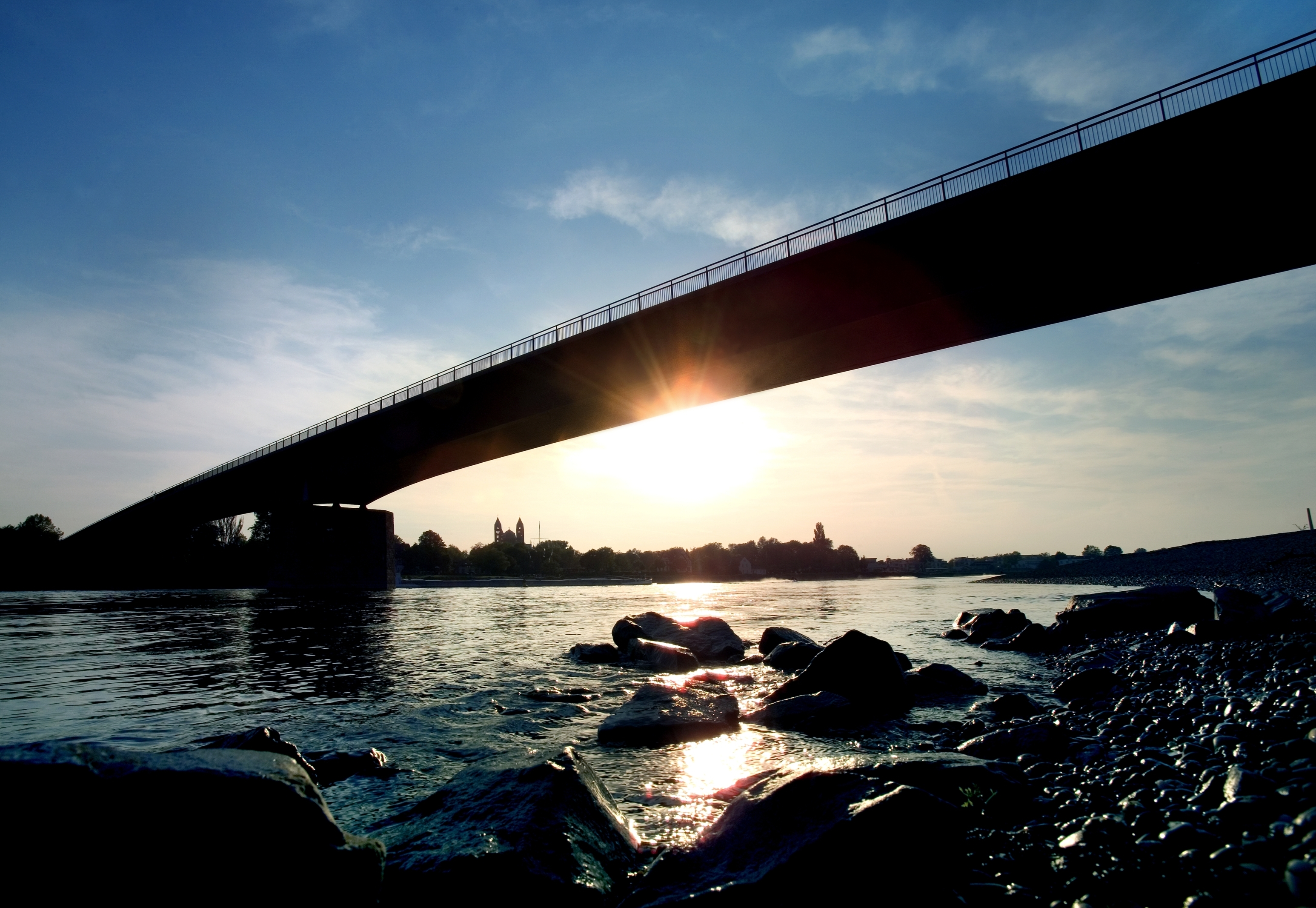 Die Salierbrücke bei Dämmerung