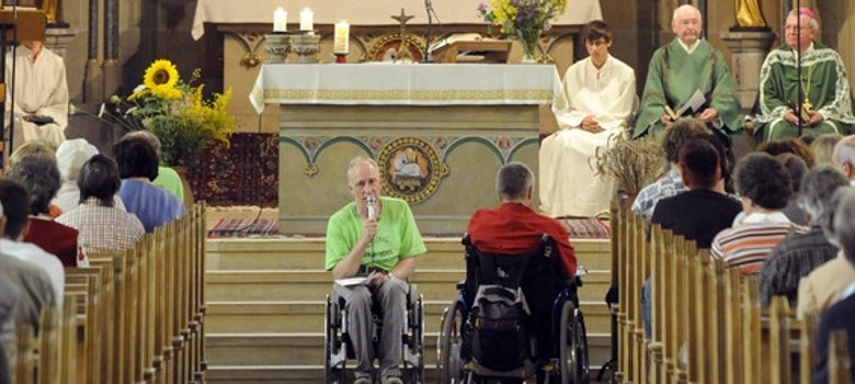 Rollstuhlfahrer bei einem Gottesdienst in der St. Josephskirche