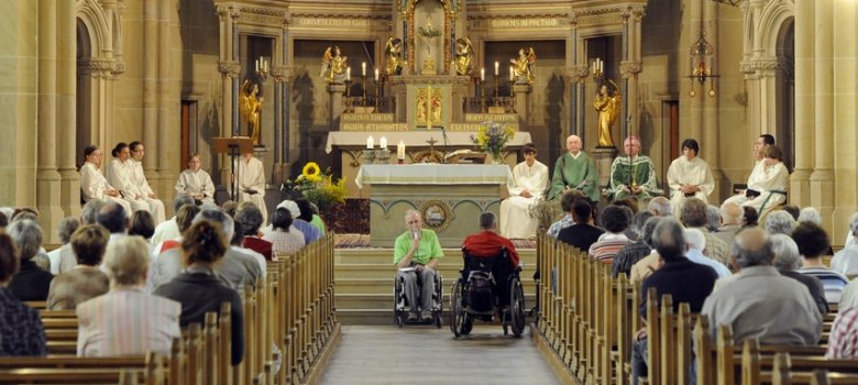 Rollstuhlfahrer in der Josephskirche
