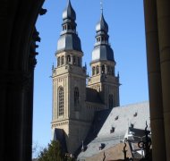 Blick von der Eingangshalle der Gedächtniskirche auf St. Joseph