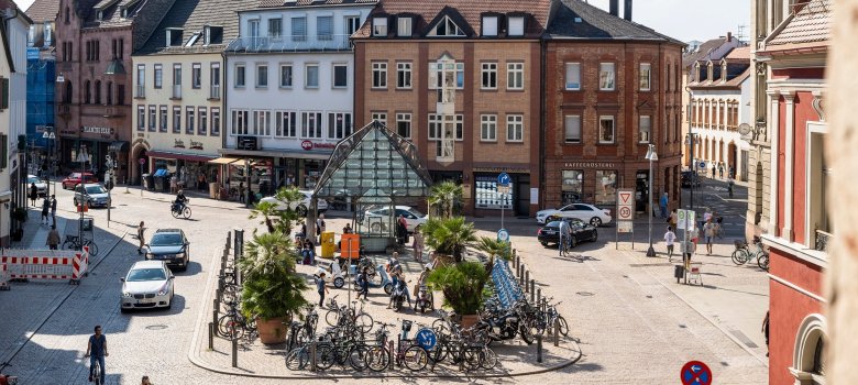 Blick vom Stadtmauerturm Altpörtel auf den Postplatz