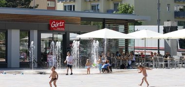 Neugestalteter Berliner Platz, Kinder beim Wasserspiel