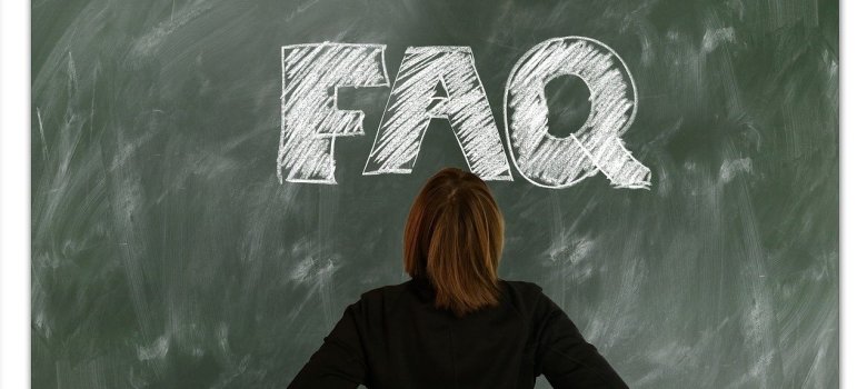 Eine Tafel mit der Aufschrift "FAQ" Eine Tafel mit der Aufschrift "FAQ"