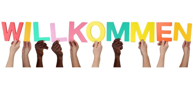 Multikulturelle Menschengruppe hält das Wort willkommen