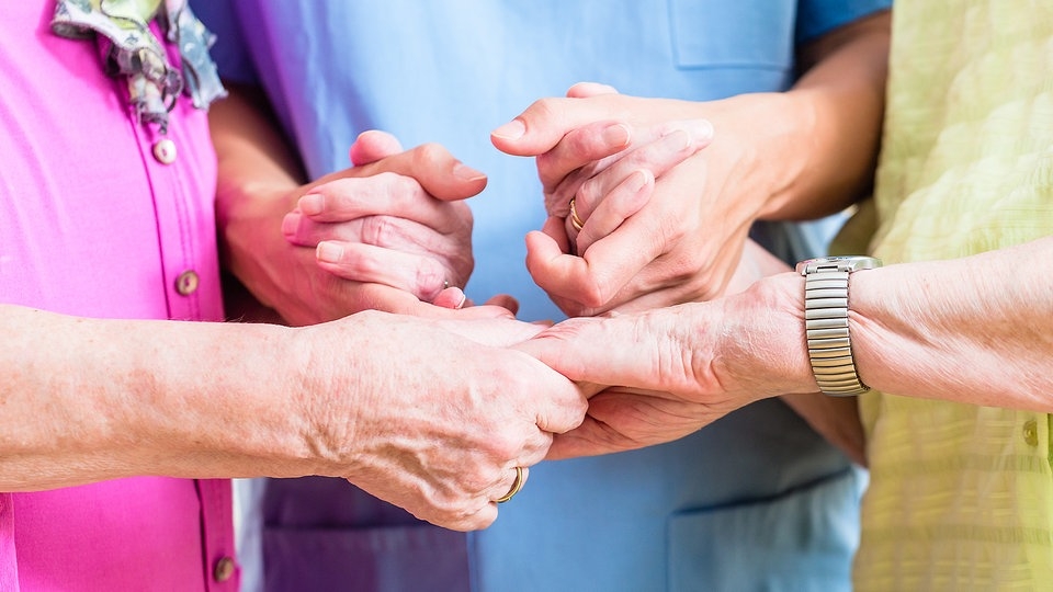 Senioren halten sich an den Händen