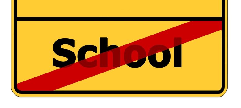Stadtschild mit durchgestrichenem "School" Stadtschild mit durchgestrichenem "School"