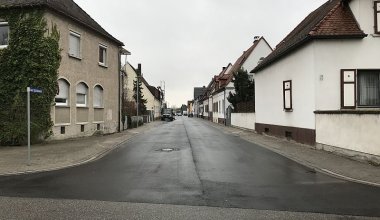 Sicht aus der Rheinhäuser Straße in die Straße Am Schöneck Sicht aus der Rheinhäuser Straße in die Straße Am Schöneck