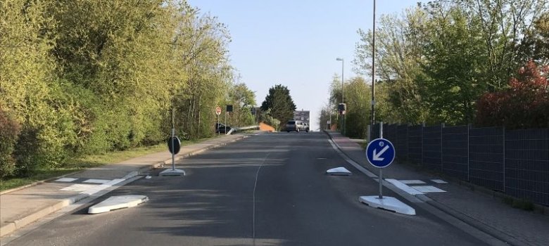 Einengung zur Verkehrsberuhigung und Querungshilfe Einengung zur Verkehrsberuhigung und Querungshilfe