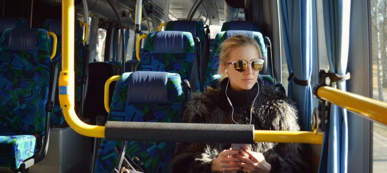 Mädchen sitzt im Bus