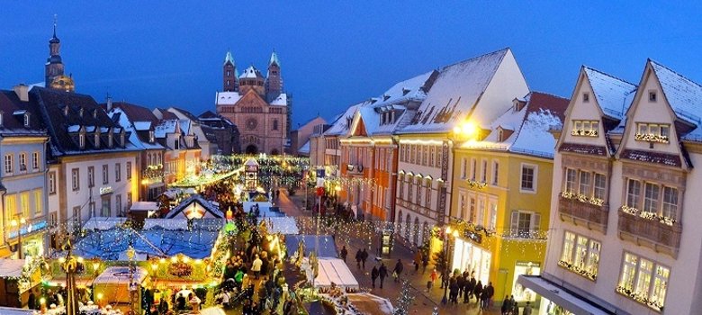 Weihnachtsmarkt mit Blick zum Kaiserdom