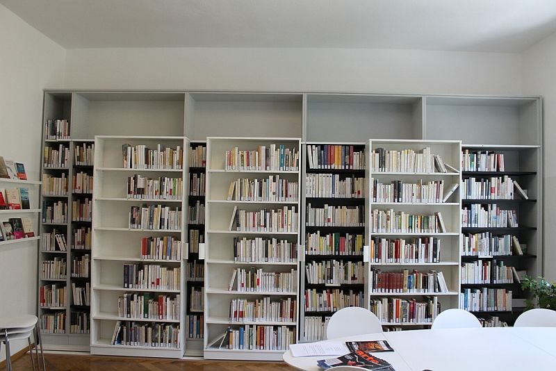 Bücherregale in der bibliothèque francaise
