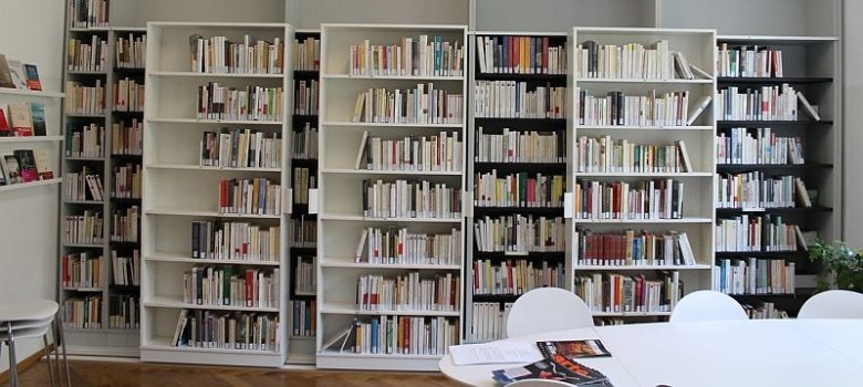 Bücherregale in der bibliothèque francaise