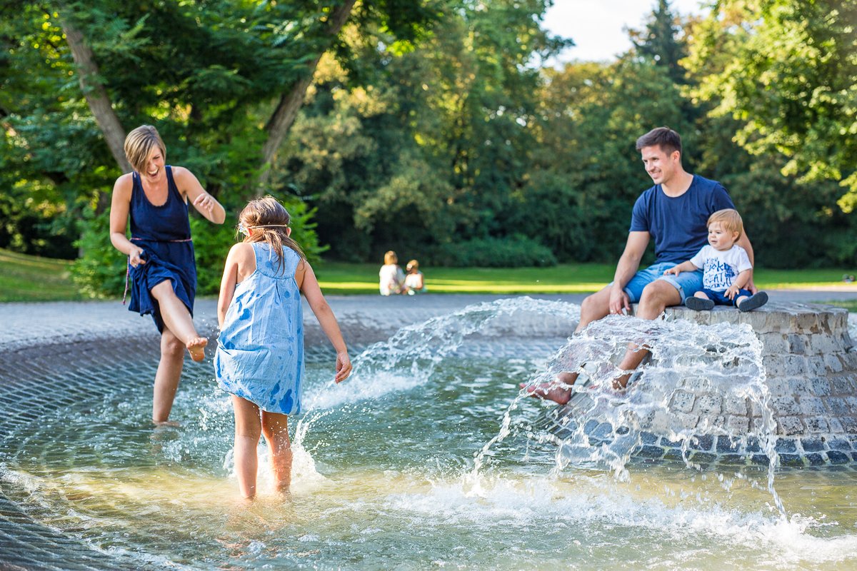 Familie am Brunnen Familie am Brunnen