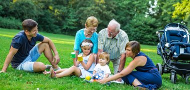 Familie beim Picknick im Domgarten