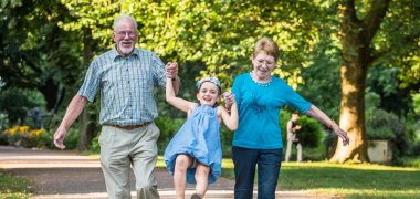 Oma und Opa mit Enkelkind