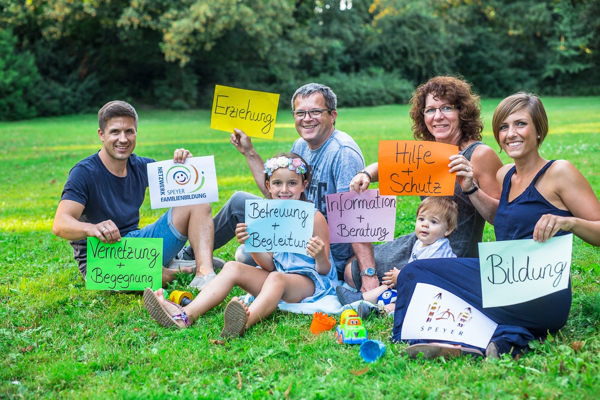 Familie auf der Domwiese (Schilder: Netzwerk Familienbildung)