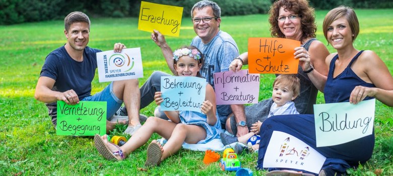 Familie auf der Domwiese (Schilder: Netzwerk Familienbildung)