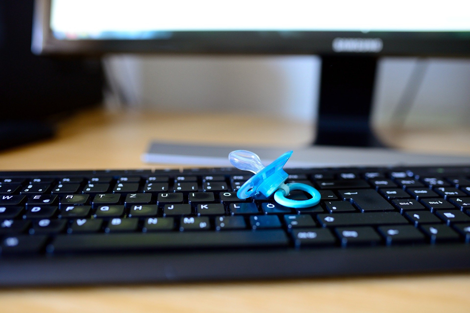 Schnuller auf Tastatur Schnuller auf Tastatur