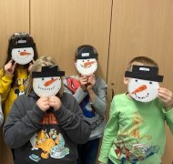 Kinder mit Masken