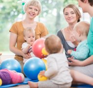 Frauen und Babys in Spielgruppe