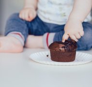 Kind mit Muffin
