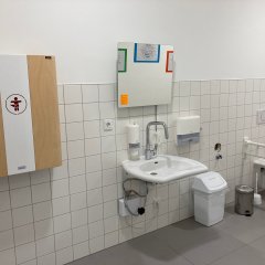 Barrierefreies WC mit Wickelmöglichkeit