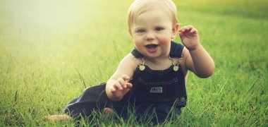 Baby auf Wiese