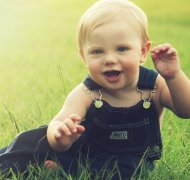 Baby auf Wiese