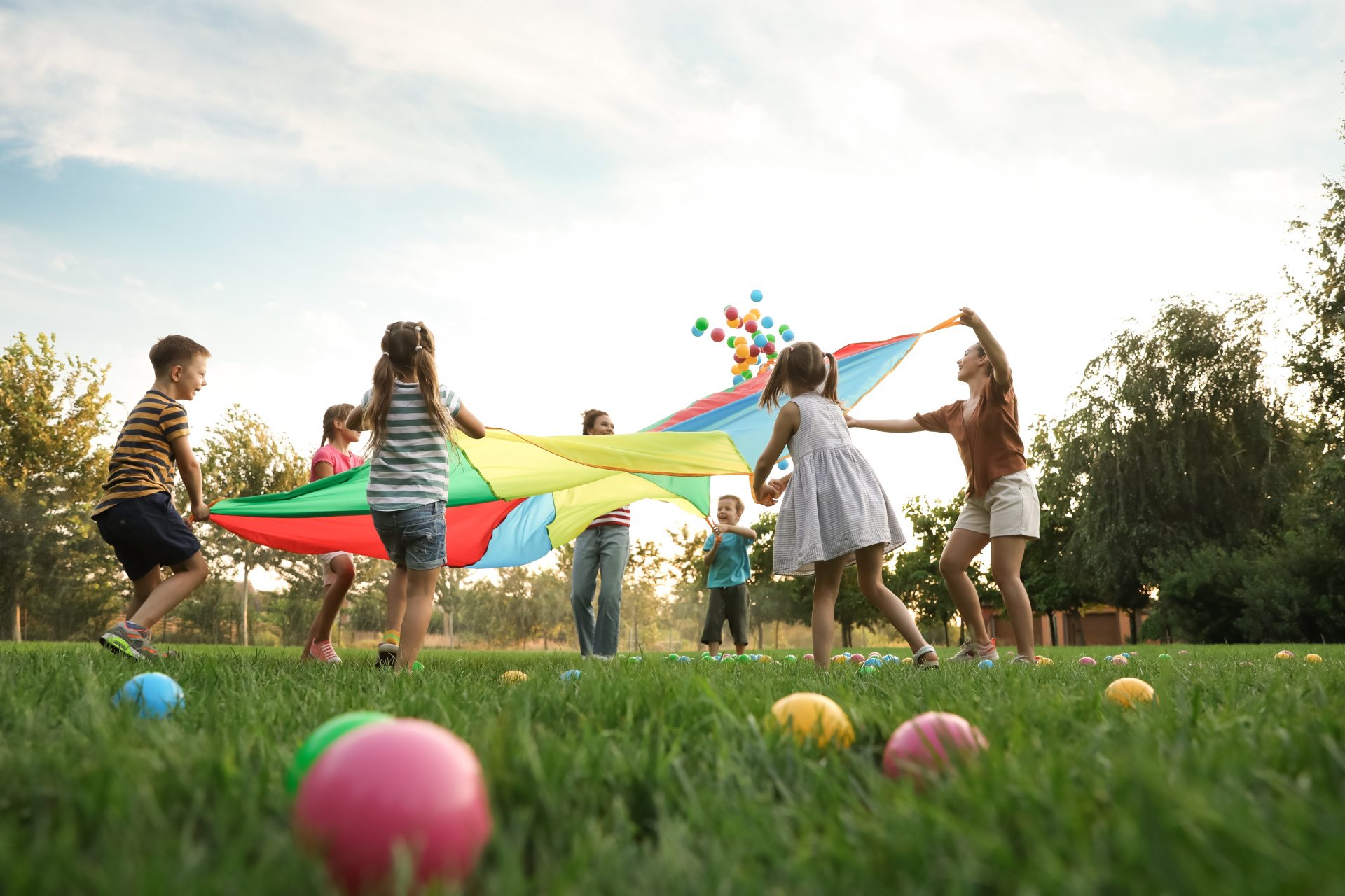 Im Kreis spielende Kinder