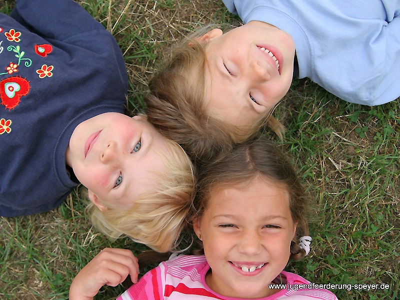 Im Kreis liegende Kinder