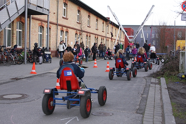 Kettcar-Rennen auf dem Gelände der Kinder- und Jugendförderung
