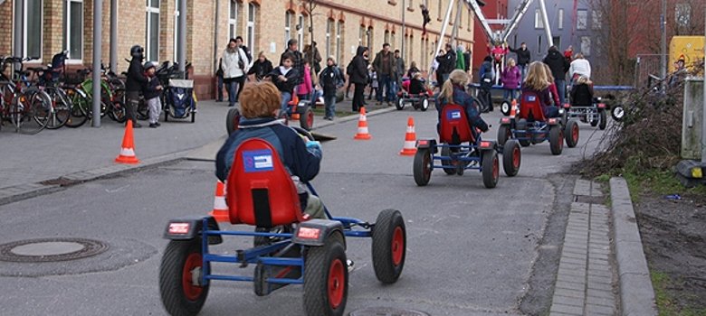 Kettcar-Rennen auf dem Gelände der Kinder- und Jugendförderung