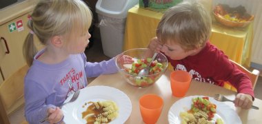 Kinder beim gemeinsamen Mittagstisch.