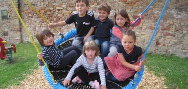 Kinder in einer großen Schaukel. 